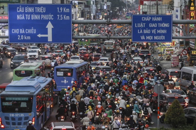 Đường Đinh Tiên Hoàng giao với Nguyễn Đình Chiểu lúc 18h30. Các phương tiện thường phải chờ 3-4 nhịp đèn đỏ mới qua được.