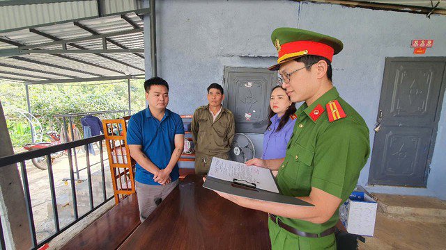 Đối tượng Nguyễn Anh Tuấn (trái)